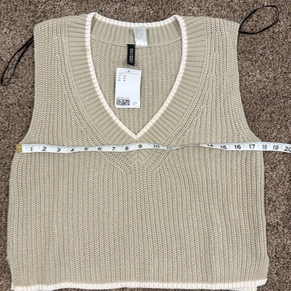 🥰NWT H&M Divided Cropped Oversized Sweater Vest with white trim. - Picture 7 of 7